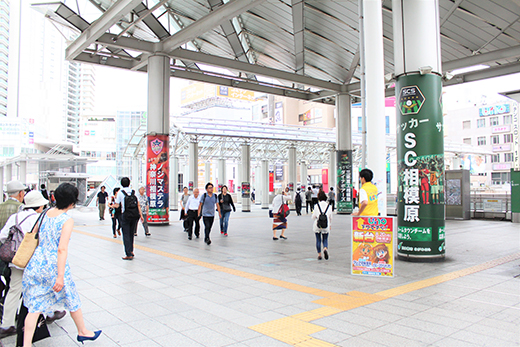 （1）相模大野駅の中央改札を出て、右折（北口方面）します。